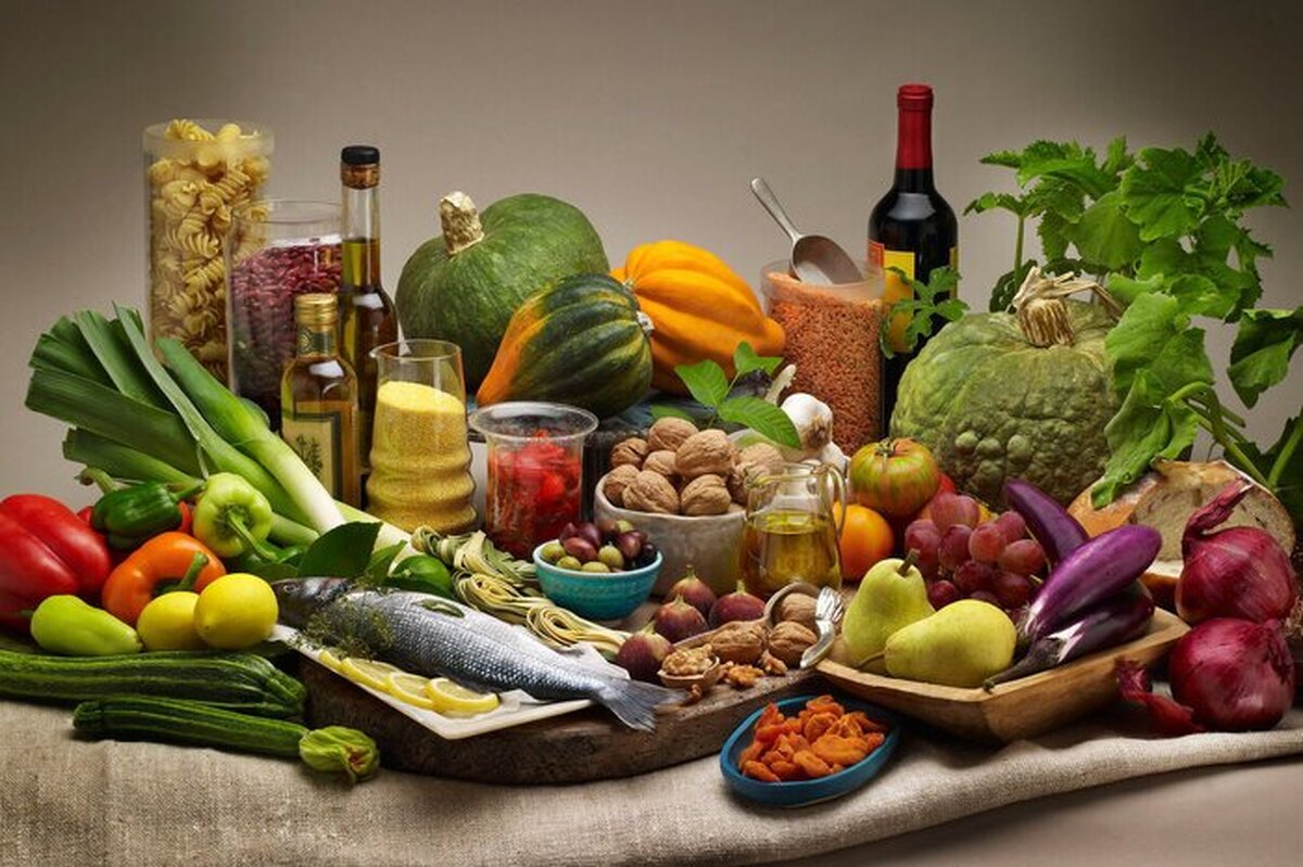 بیشتر مواد معدنی و ویتامین‌های موجود در میوه‌ها و سبزیجات روی پوست آنها متمرکز شده است. در عین حال آفت‌کش‌ها و سایر مواد شیمیایی موجود روی پوست آنها می‌تواند خطراتی برای سلامتی ایجاد کند.
