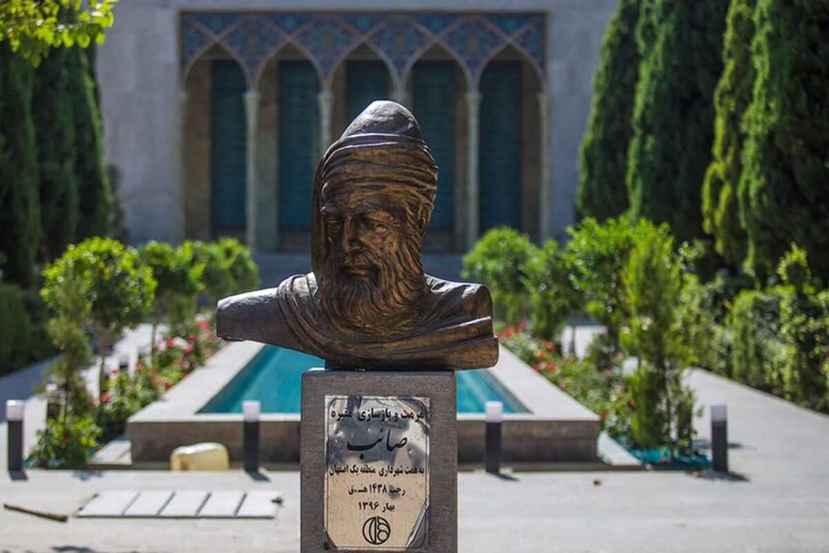 وطن با همین محتوا و ذهنیتی که ما اکنون بدان می‌اندیشیم، در دوران گذشته نیز در ذهن ایرانیان می‌درخشیده، به طوری که هر جایی هم‌وطنی بوده ایرانی و غیر ایرانی‌ها را انیرانی می‌خواندند.