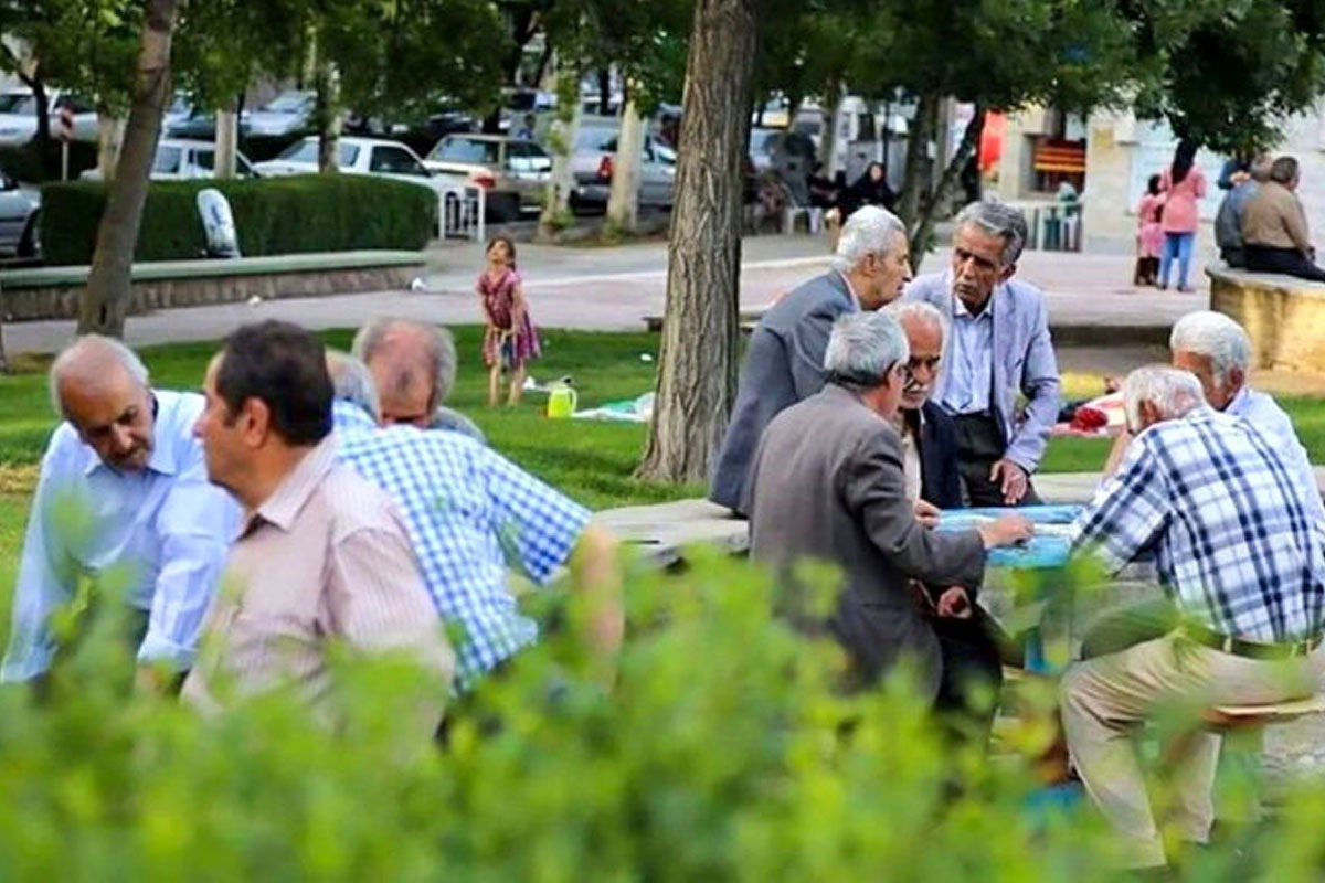 بازنشستگان و مستمری‌بگیران سازمان تأمین اجتماعی از افزایش هزینه‌های درمان در سال‌های اخیر انتقاد دارند؛ آن‌ها می‌گویند که براساس قانون تأمین اجتماعی، باید صفر تا صد خدمات درمانی در تمام بخش‌ها به صورت ۱۰۰ درصد رایگان و از طریق بیمه پایه ارائه شود.
