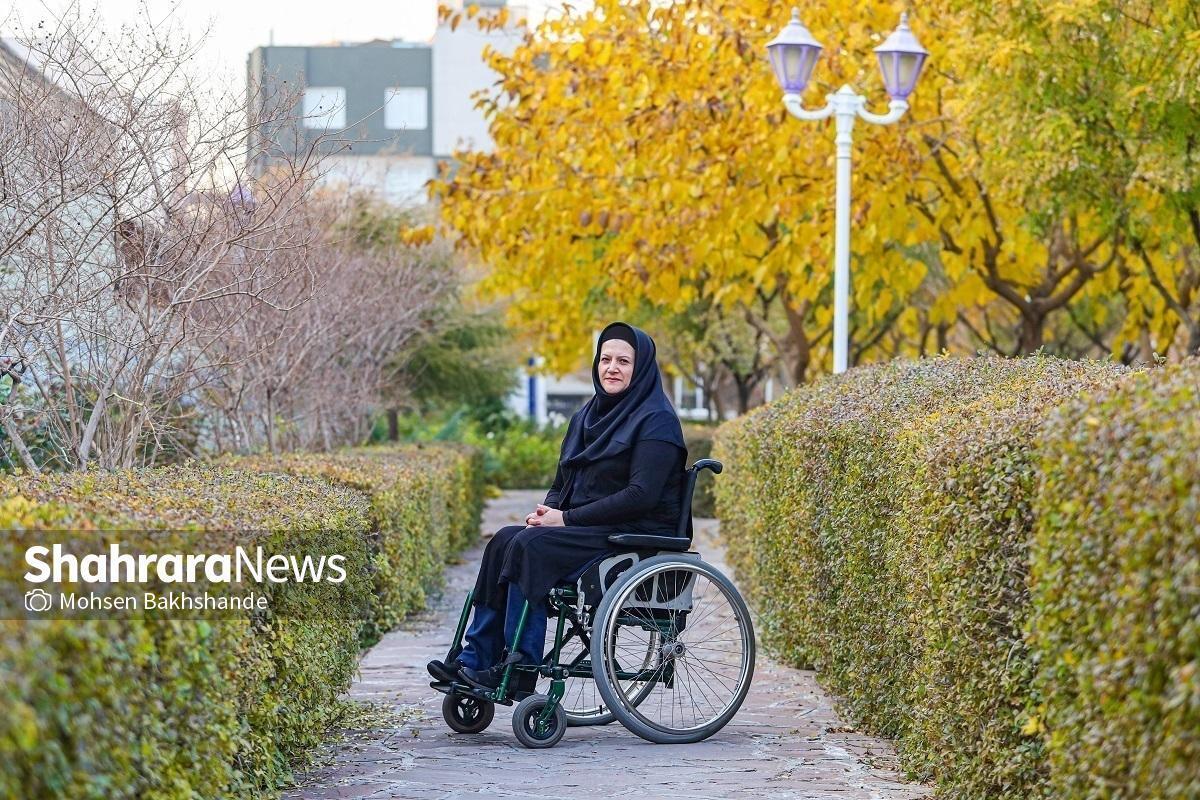 نیره عاکف نخستین بانوی مدال‌آور پارالمپیک ۲۰۰۰ سیدنی شد و مقامی را به دست آورد که هیچ بانویی قبل و بعد از انقلاب تا آن موقع به نام خود ثبت نکرده بود.