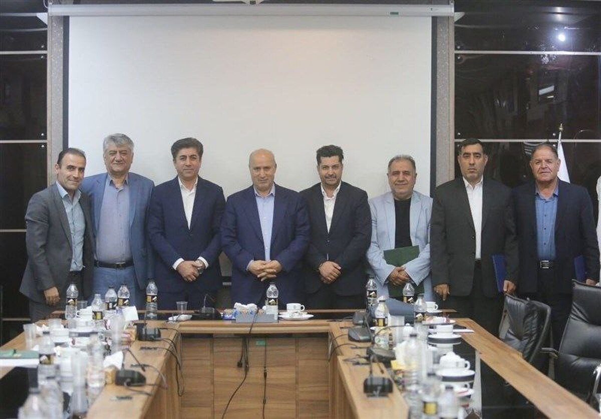 مهدی تاج درحالی از اعضای کمیته داوران فدراسیون فوتبال رونمایی کرد که نام علی خسروی که اخیرا محروم شده بود در میان اعضای کمیته داوران قرار گرفته است.