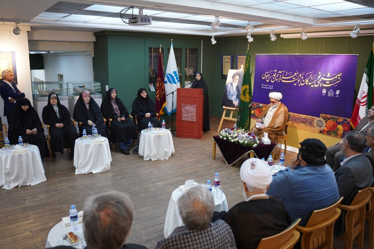 نشست صمیمی جمعی از نویسندگان کشور با حجت‌الاسلام احمد مروی تولیت آستان قدس رضوی در کتابخانه و موزه ملی ملک تهران برگزار شد.