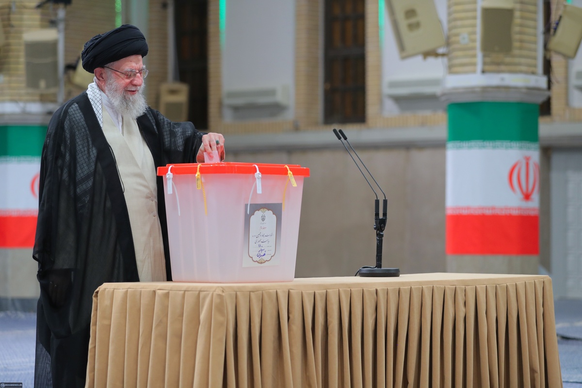 رهبر معظم انقلاب اسلامی ایران در اولین دقایق آغاز رای‌گیری دور دوم چهاردهمین انتخابات ریاست جمهوری رای خود را به صندوق انداختند.