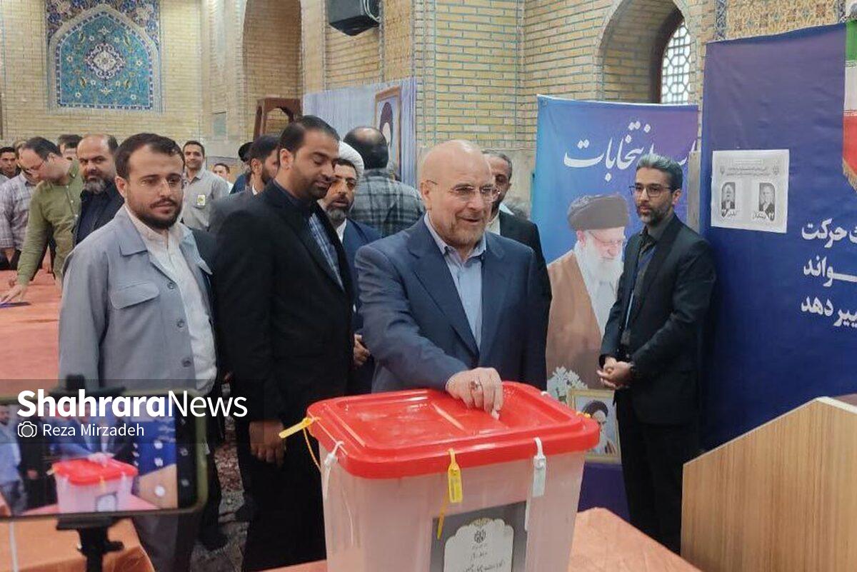 رئیس مجلس شورای اسلامی، با حضور در حرم مطهر رضوی، رأی خود را در صندوق مرحله دوم چهاردهمین دوره انتخابات ریاست‌‌جمهوری انداخت.