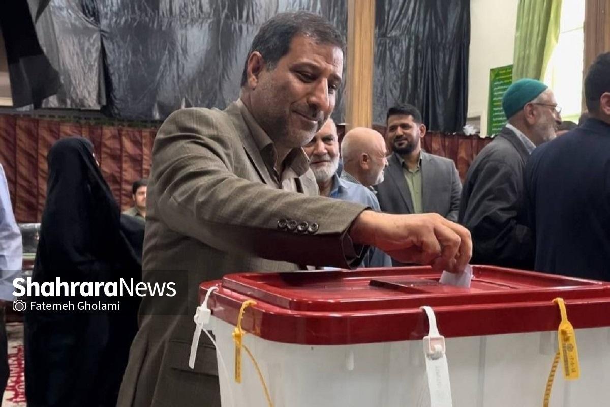 فرماندار مشهد گفت: هم‌اکنون بیشتر شعب اخذ رأی مشهد با ازدحام جمعیت روبه‌رو هستند؛ به طوری که برای افزایش سرعت در رأی‌گیری و معطل‌نشدن شهروندان، صندوق سیار فرستاده‌ایم.