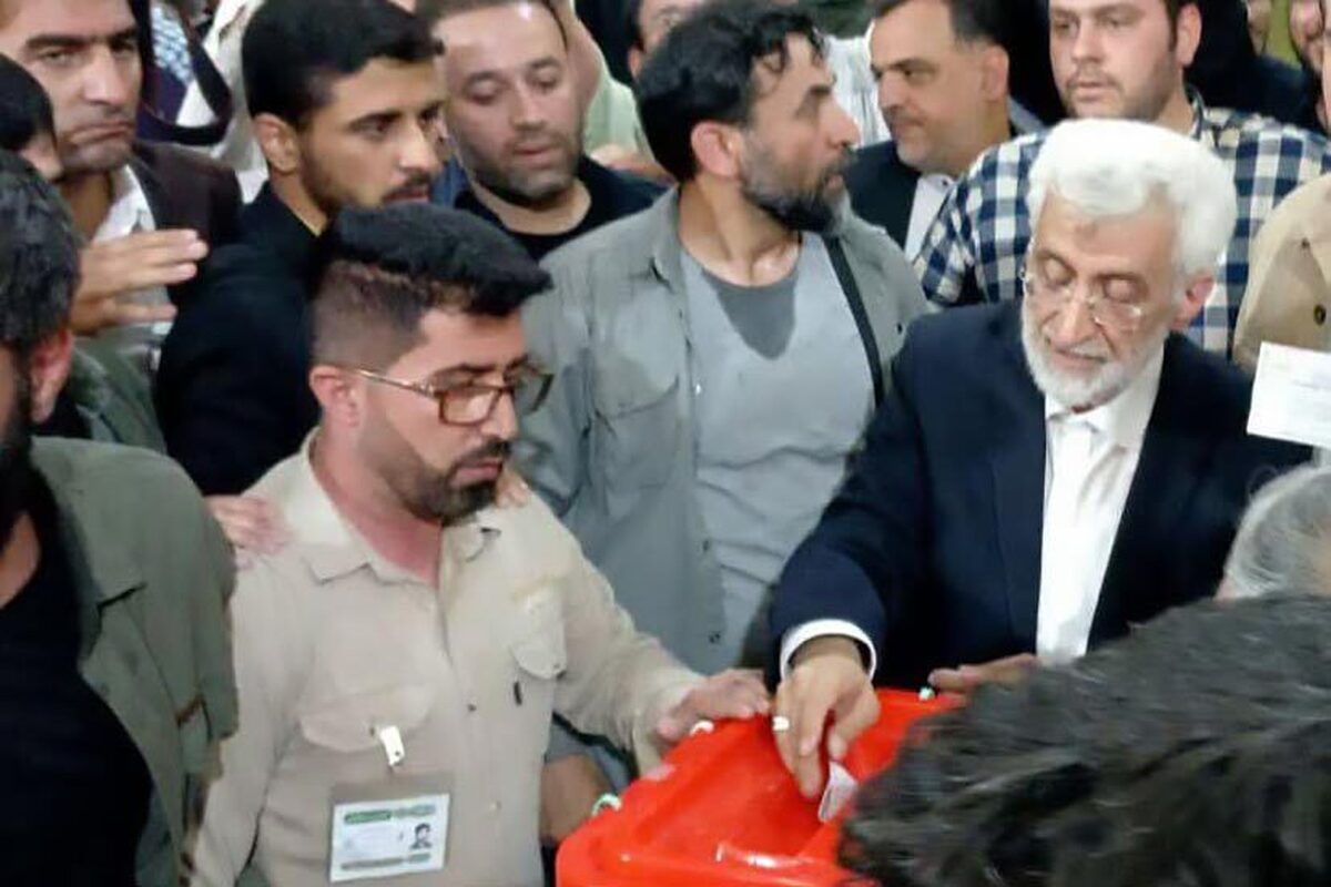 سعید جلیلی، یکی از دو نامزدی که به مرحله دوم چهاردهمین دوره انتخابات ریاست‌جمهوری راه یافته است، رأی خود را به صندوق انداخت.