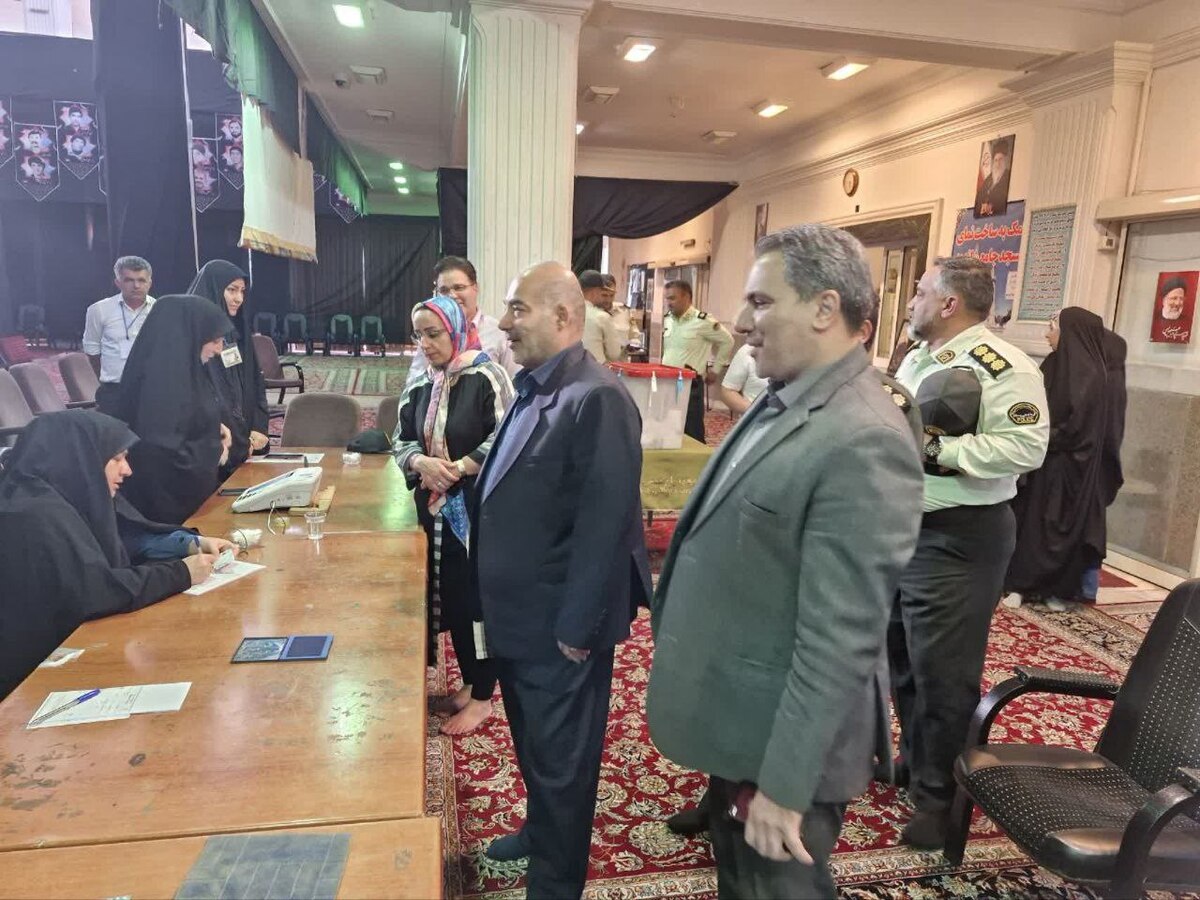 معاون امنیتی و انتظامی استانداری خراسان رضوی به عنوان نماینده ویژه ستاد انتخابات چهاردهمین دوره ریاست جمهوری استان از شعبات اخذ رای در شهرستان‌های استان بازدید کرد.