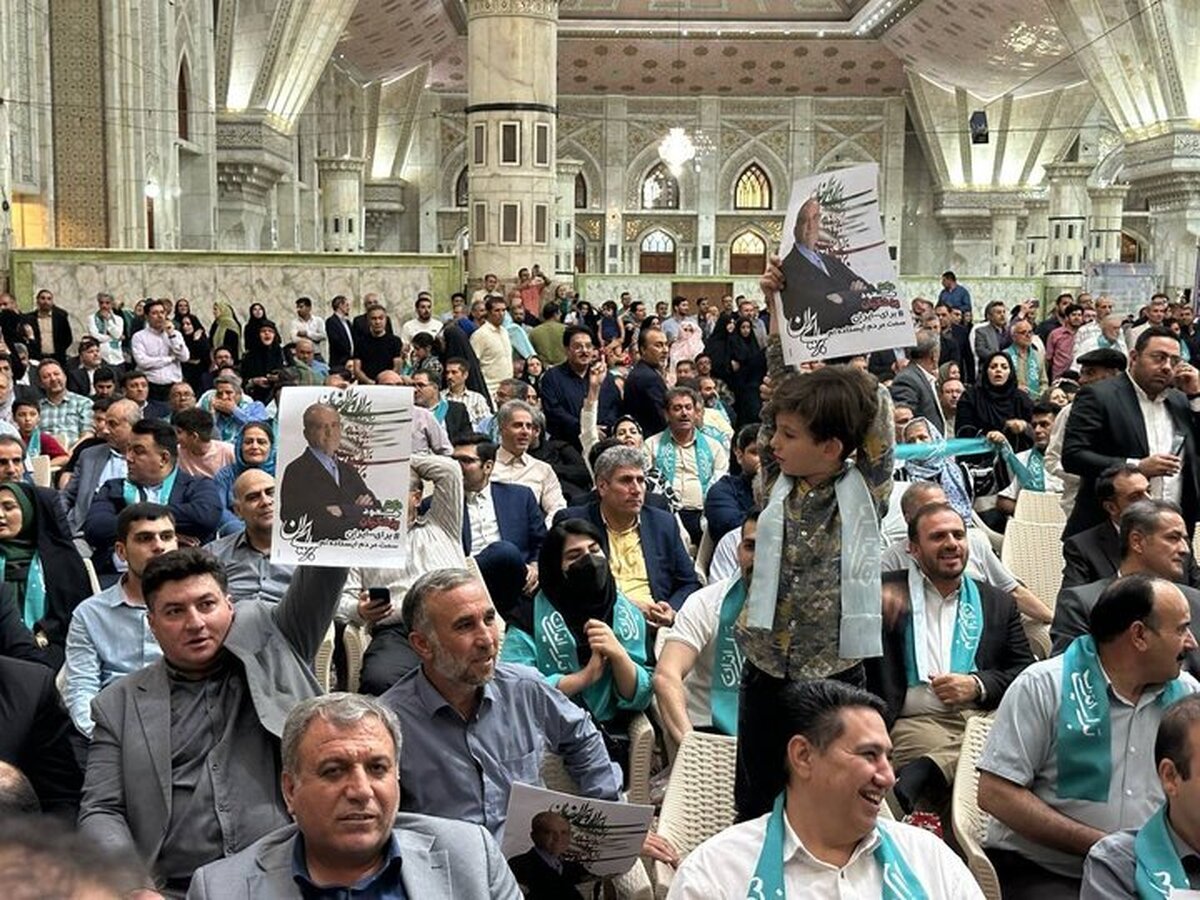 نشست مردمی نهمین رییس جمهور اسلامی ایران در مرقد مطهر امام خمینی (ره) آغاز شد.