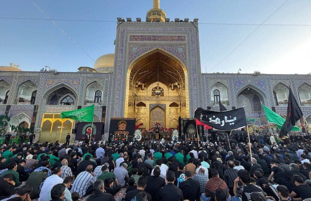 در آستانه فرارسیدن ماه محرم الحرام، آیین اذن عزای محرم با حضور جمعی از اعضای هیئات مذهبی در حرم مطهر رضوی برگزار شد.