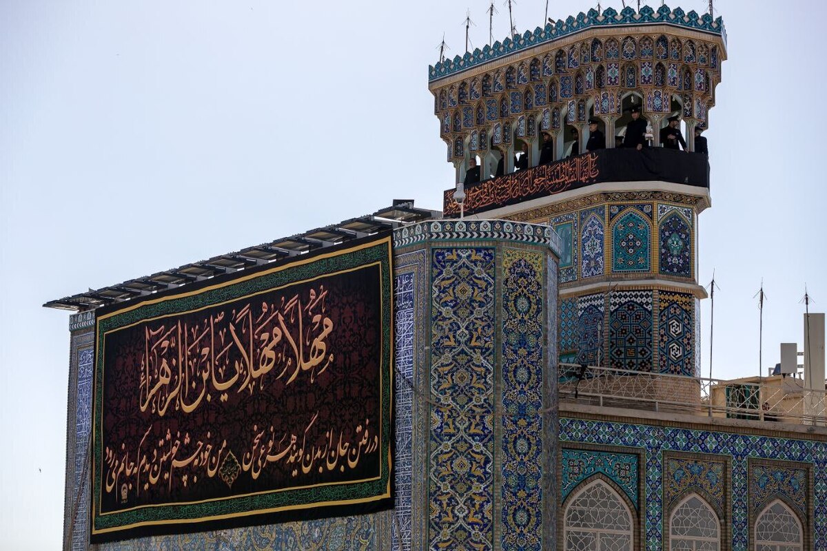 هم‌زمان با نخستین روز از ماه محرم، آیین سنتی «صلا» برای آغاز عزاداری سیدالشهدا(ع) امروز (یکشنبه، ۱۷ تیر ۱۴۰۳) توسط خادمان در حرم مطهر رضوی برگزار شد.
