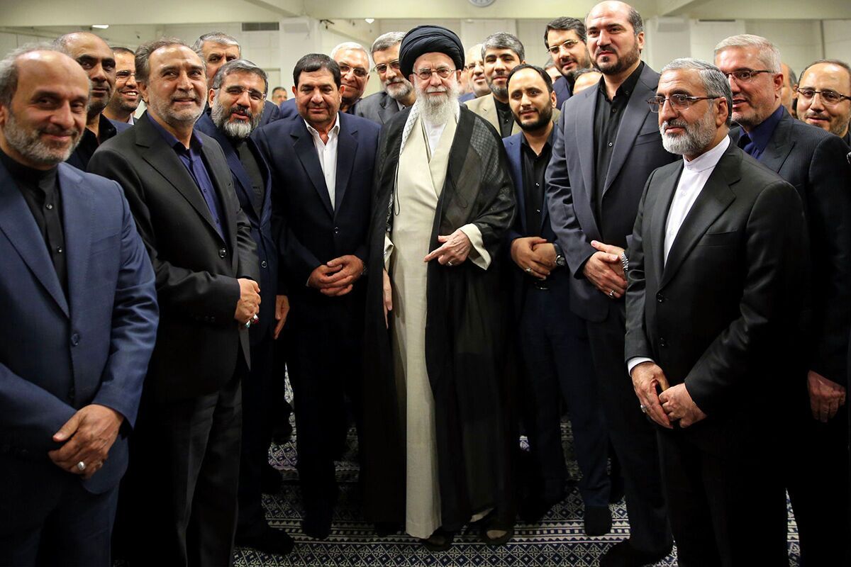 رهبر معظم انقلاب اسلامی صبح امروز با «محمد مخبر» سرپرست ریاست جمهوری و اعضای هیأت دولت سیزدهم دیدار کردند.