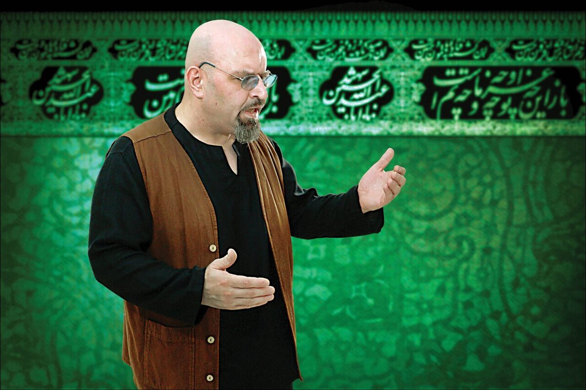 محمد حشمتی در کنار فعالیت‌هایش در عرصه موسیقی، اجراهای دلنشینی هم در زمینه مداحی دارد و از معروف‌ترین آنها می‌توان به قطعه «سقای کربلا» یا همان «اویان‌ای یار وفاداریم اویان...» اشاره کرد. اینکه چطور یک مهندس شیمی پا به عرصه خوانندگی و بعد هم مداحی می‌گذارد را از زبان خودش می خوانیم.