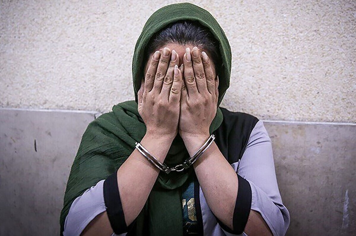 زنی که به جرم سرقت دستگیر شده است، ادعا می‌کند با اجبار همسر سابقش و برای به‌دست‌آوردن حضانت فرزندش با او هم‌دست شده بود.