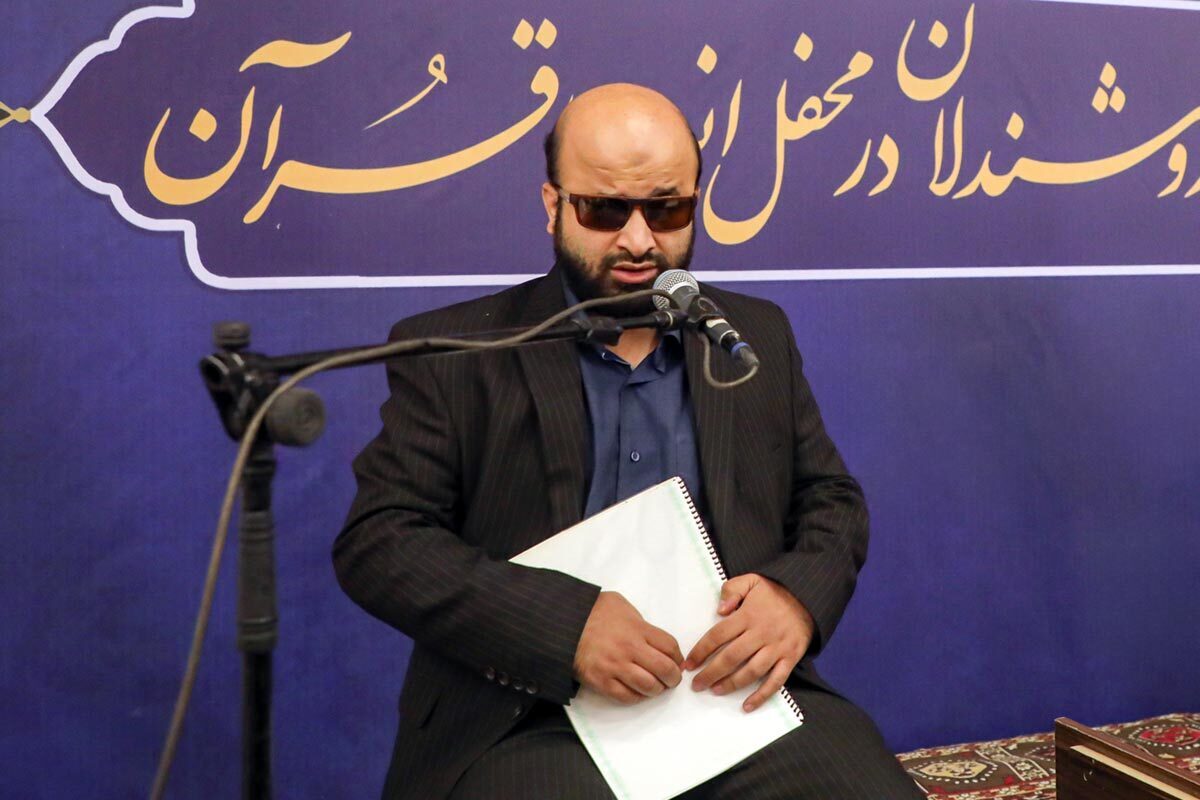 در دیدار رهبری انقلاب اسلامی با کارکنان و مدیران دستگاه قضا به مناسبت آغاز هفته قوه قضائیه، یکی از کارمندان نابینای دادگستری لرستان تلاوت آیاتی چند از کلام الله مجید را برعهده داشت.