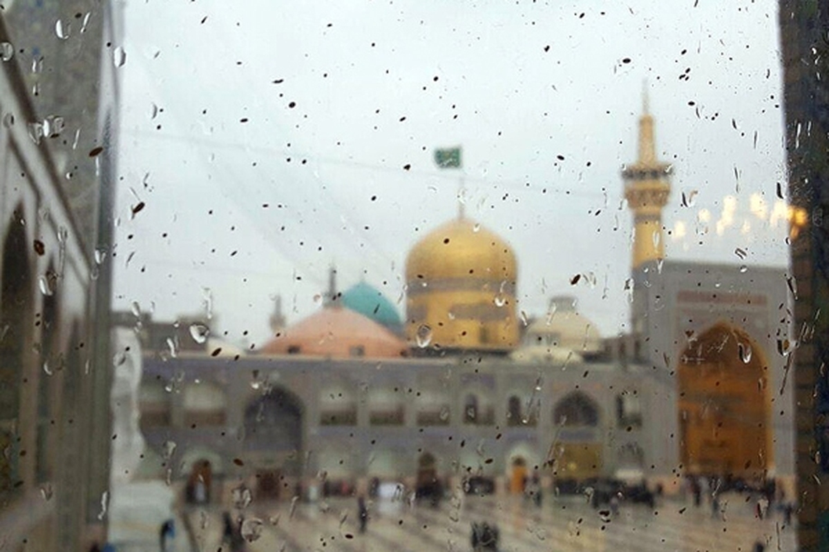در پی بارش باران در شرق کشور، مشهد الرضا در روز ولادت امام هادی (ع) بارانی شد.
