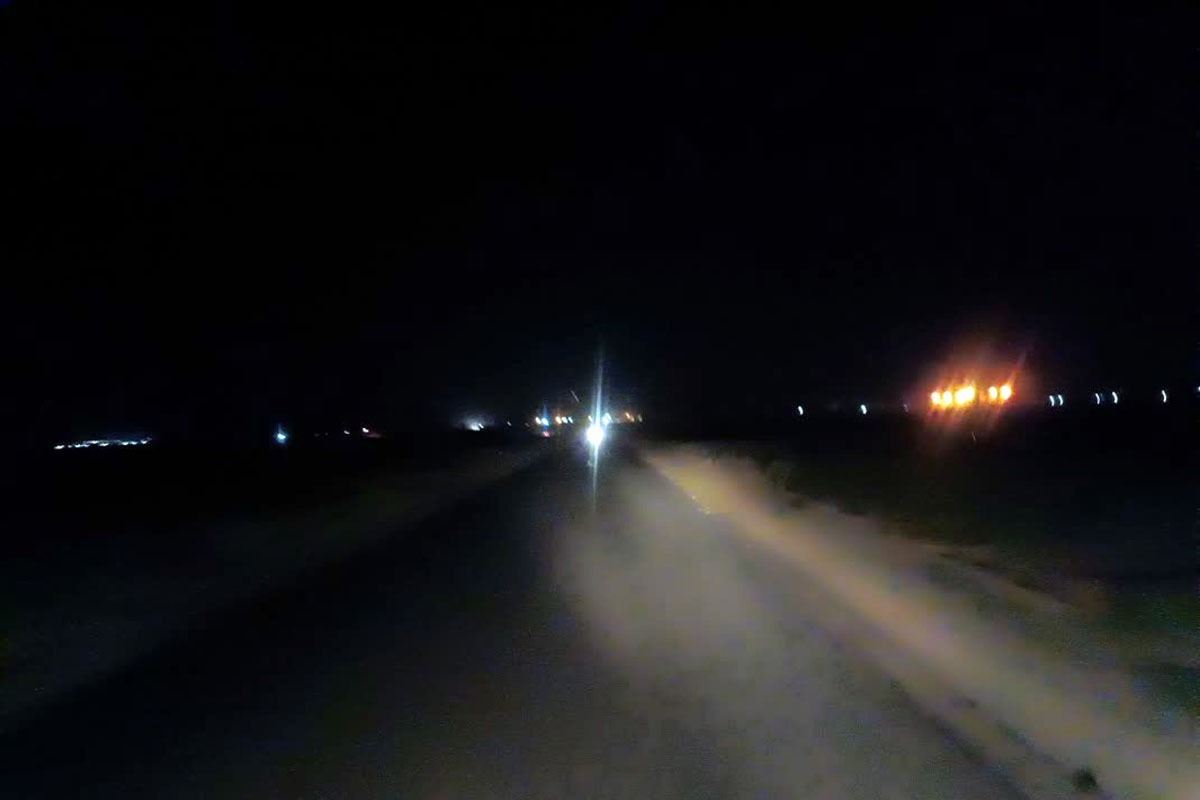 جاده روستای «کنه بیست» در حوالی مشهد به دلیل عدم روشنایی به جاده مرگ تبدیل شده است. سراغ اداره‌کل راهداری استان رفتیم تا موضوع تاریکی این جاده را پیگیری کنیم. با آنکه سه روز متوالی، با تلفن مسئول مربوط در این اداره کل تماس گرفته شد، اما هیچ فردی پاسخ‌گو نبود و امکان اخذ پاسخ فراهم نشد.