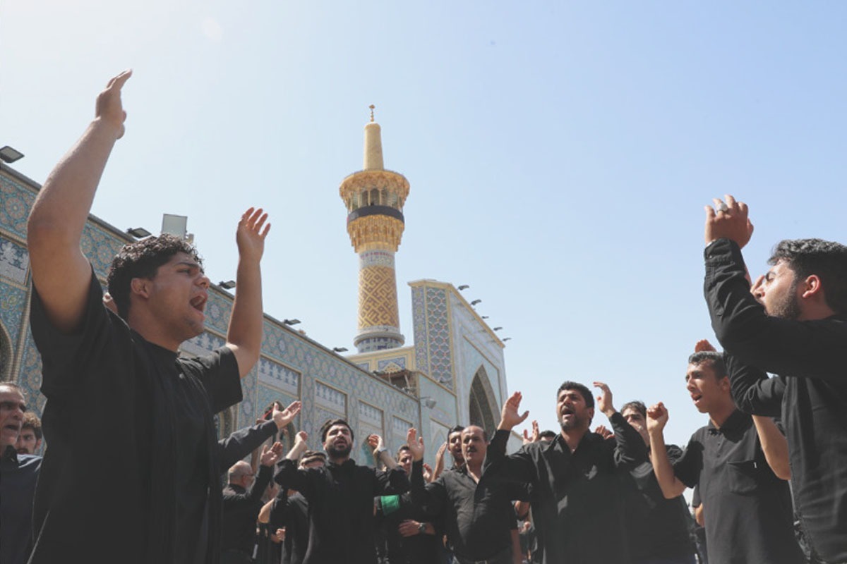 بوی خوش اسپند که برمی‌خیزد و مشام جان را نوازش می‌دهد، صدای دسته که از دور می‌آید، جوان‌تر‌ها به استقبال می‌روند. اول از همه علامت است که نمایان می‌شود و پیش پایش، گوسفند قربانی می‌شود.
