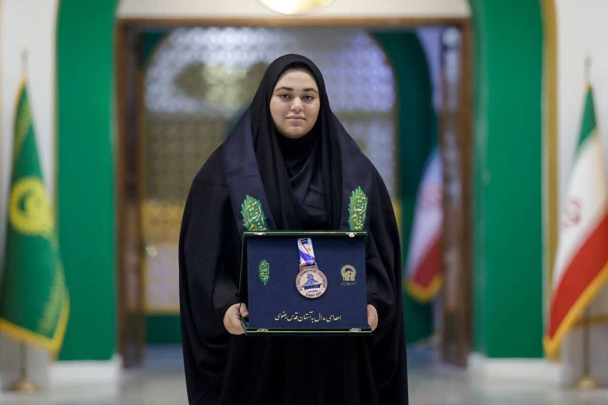 کارینا کرمی، دارنده اولین مدال ایران در تاریخ رشته مچ‌اندازی بانوان جهان، مدال برنز جهان قزاقستان و کاپ طلای آسیا را به موزه حرم مطهر رضوی اهدا کرد.