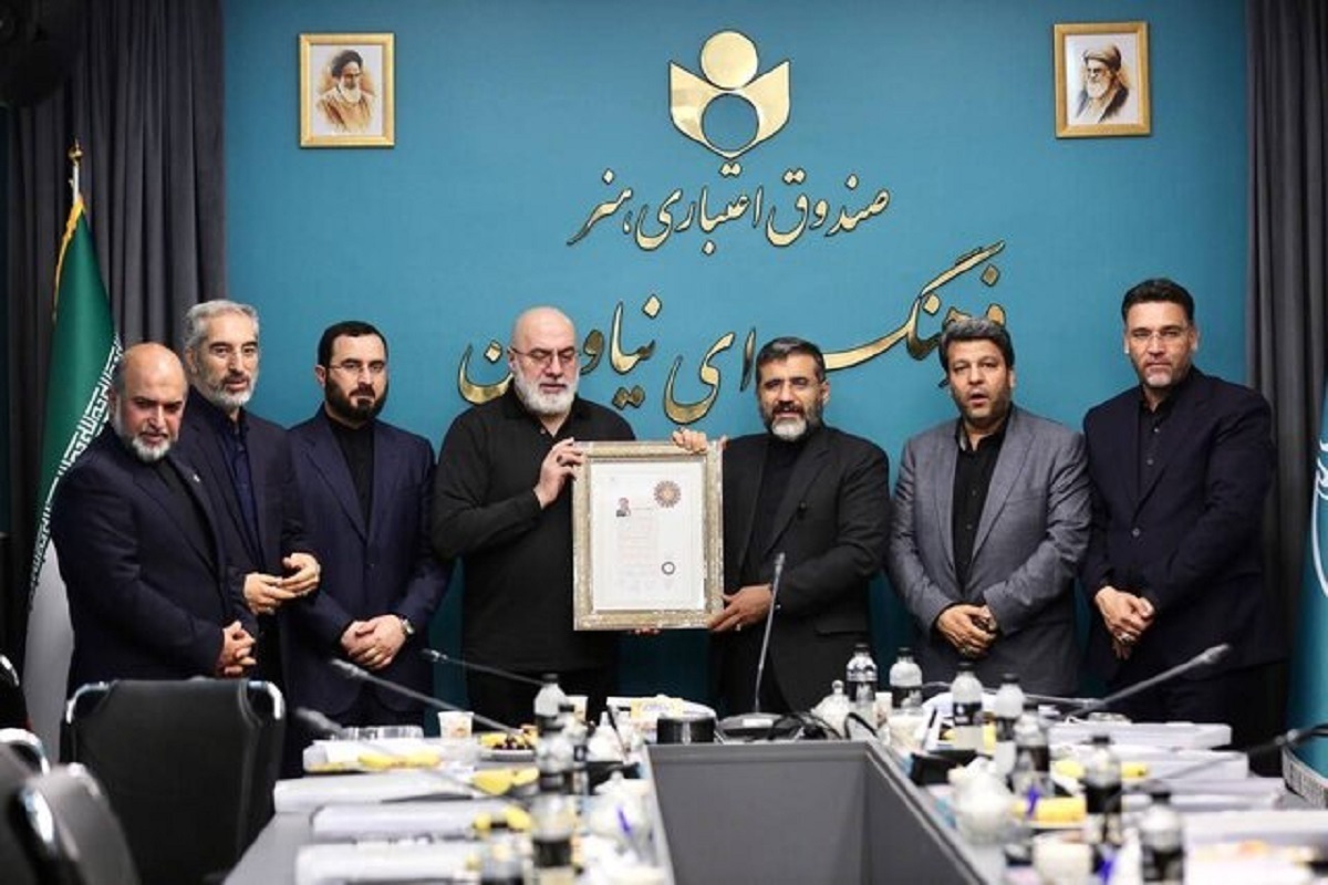 «محمدمهدی اسماعیلی» وزیر فرهنگ و ارشاد اسلامی نشان درجه یک هنری را به فرهاد قائمیان، هنرمند سینما، تئاتر و تلویزیون اعطا کرد.