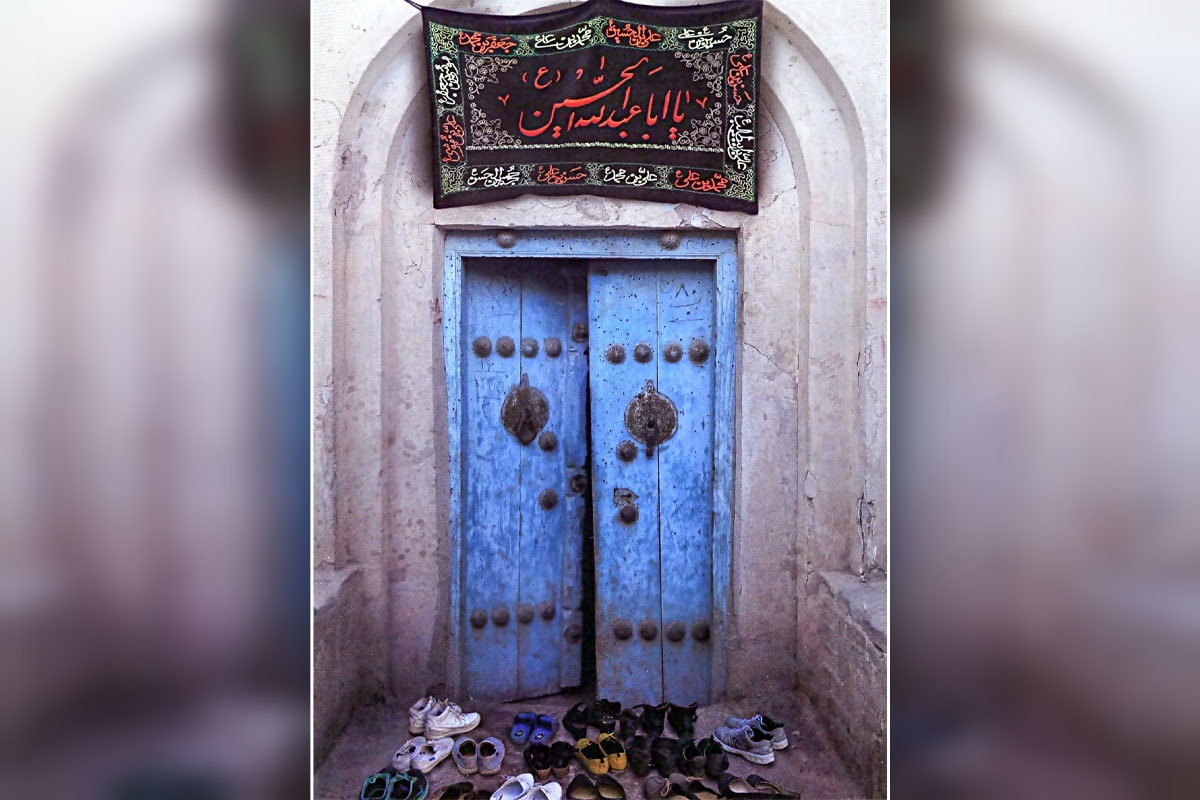 هر سال اول ماه محرم که می‌رسید، حال و هوای باباحاجی عوض می‌شد. انگار همیشه منتظر همین روز‌ها بود. پرچمِ سیاهی که خودش از کربلا آورده بود را بر سردرِ خانه نصب می‌کرد.