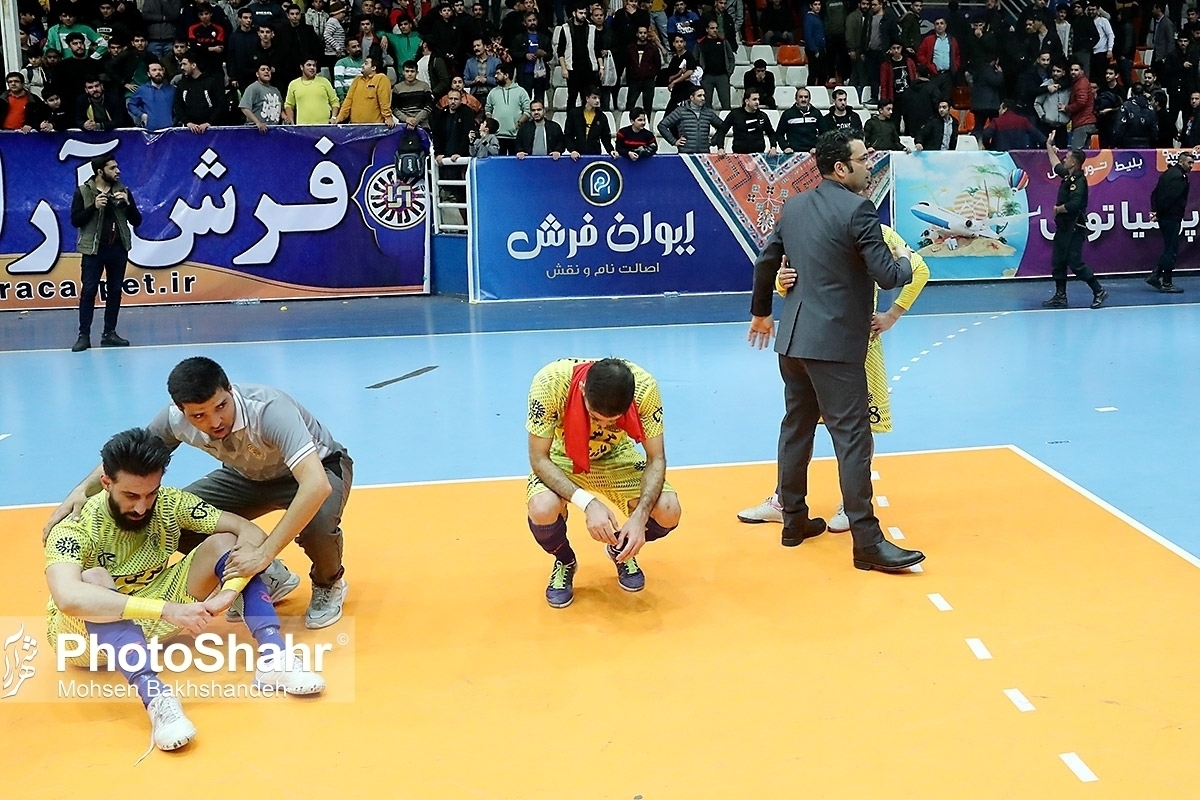 بازی تیم‌های فرش آرا و گیتی پسند بالاخره آغاز شد.