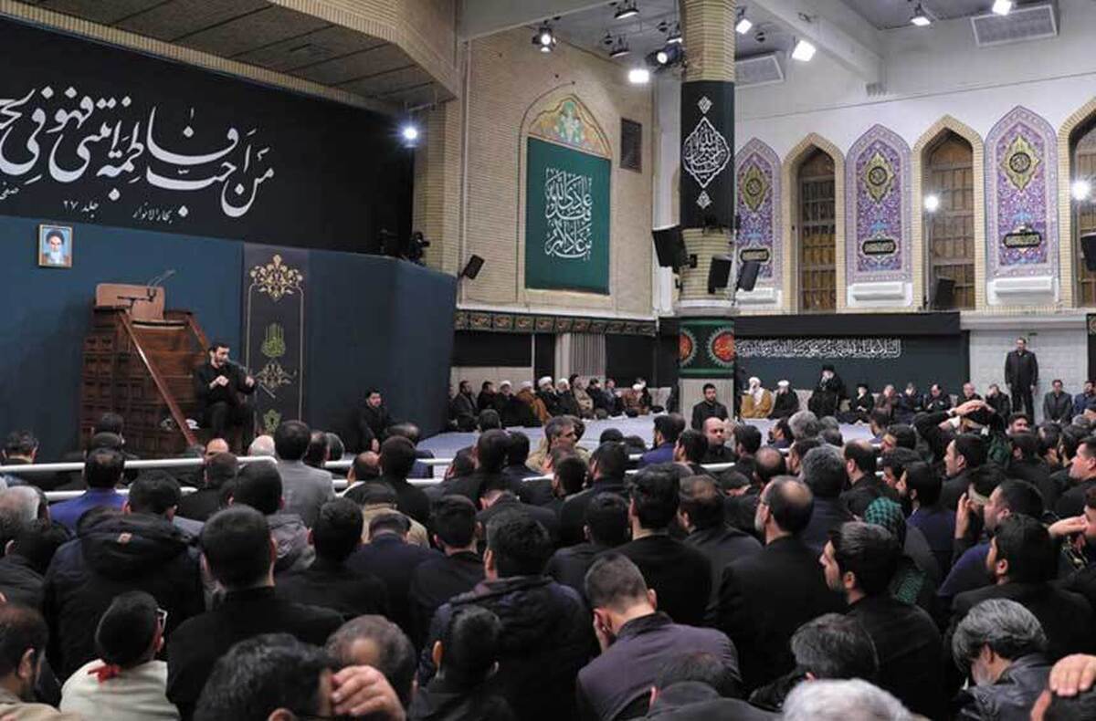 مراسم شب اول عزاداری سیدالشهدا(ع) در حسینیه امام‌خمینی(ره) با حضور مقام معظم رهبری (مدظله) درحالی برگزار شد که امیر تاتاری، رابط ناشنوایان از مشهد، برنامه را برای ناشنوایان ترجمه می‌کرد.