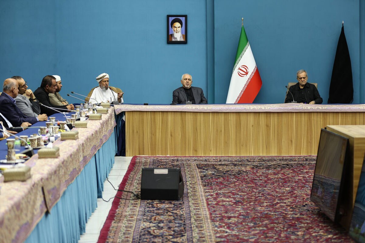 رئیس جمهور منتخب در دیدار امروز با علمای اهل سنت، بر لزوم و اهمیت وحدت میان همه قومیت‌ها و مذاهب برای حل مشکلات کشور تأکید کرد.