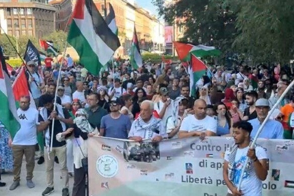 تظاهرات گسترده حمایت از مردم مظلوم فلسطین و محکومیت جنایت امروز رژیم صهیونیستی در «المواصی» واقع در خان یونس هم اکنون در میلان ایتالیا و برلین در آلمان در حال برگزاری است.