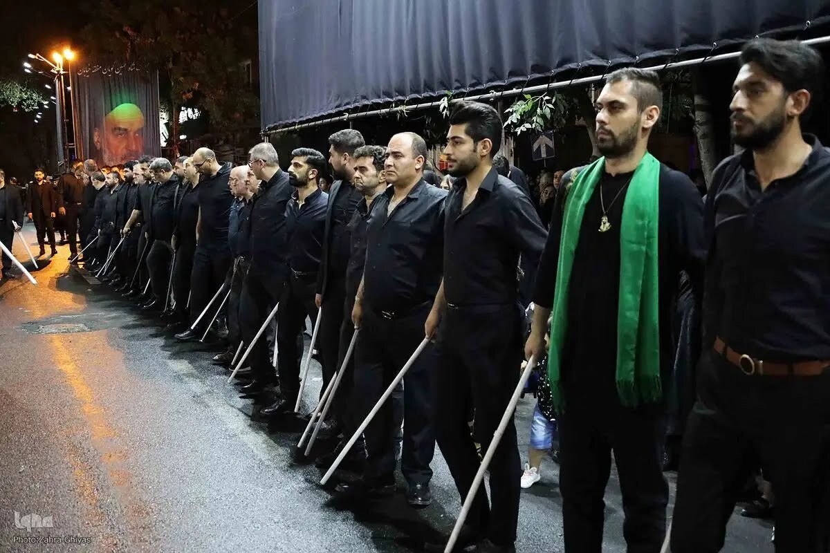 عزاداران آذری‌زبان برای سوگواری در کنار مضجع امام هشتم (ع) با اجرای آیین شاه حسین گویان وارد حرم شدند.