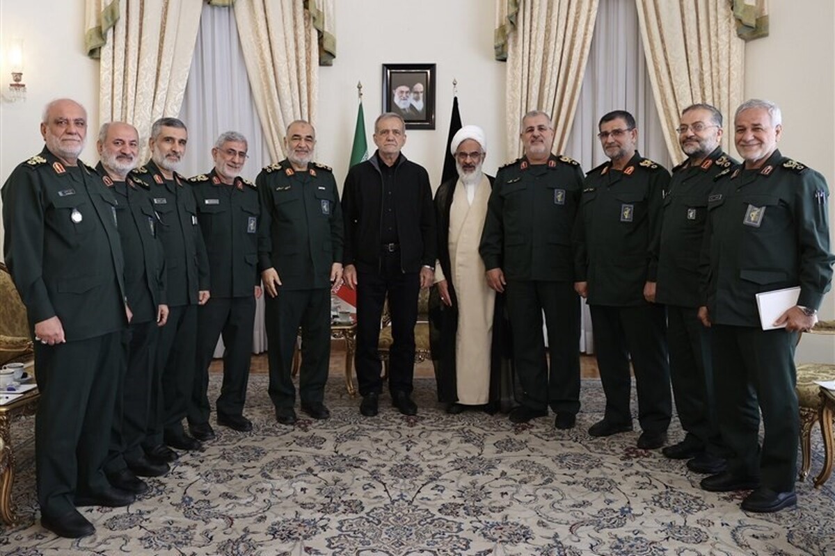 فرماندهان ارشد سپاه پاسداران انقلاب اسلامی با رئیس جمهور منتخب دیدار و پرچم حرم حسینی را به وی هدیه دادند.