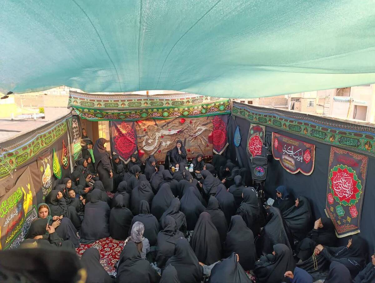 روایتی از یک روضه خانگی که در آن، علاوه بر ذکر مصیبت اهل‌بیت(ع)، اقدامات فرهنگی بسیاری با هدف رفع مشکلات مردم انجام می‌شود.