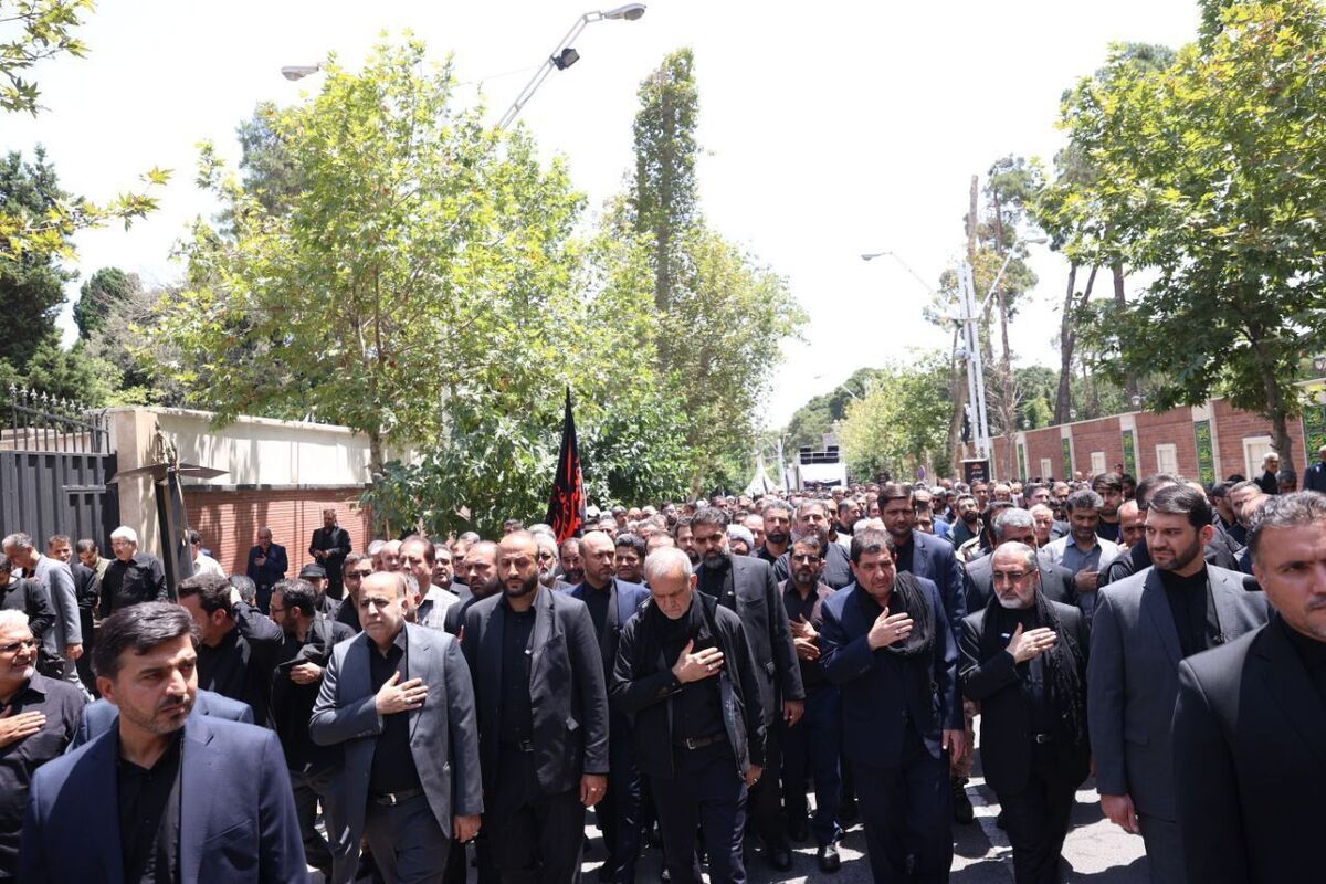 رئیس جمهور منتخب به همراه سرپرست ریاست جمهوری در اجتماع عزاداران حسینی در نهاد ریاست جمهوری حضور یافته و همراه با کارکنان دولت در عزای اباعبدالله الحسین (ع) و یاران شهیدش سوگواری کردند.