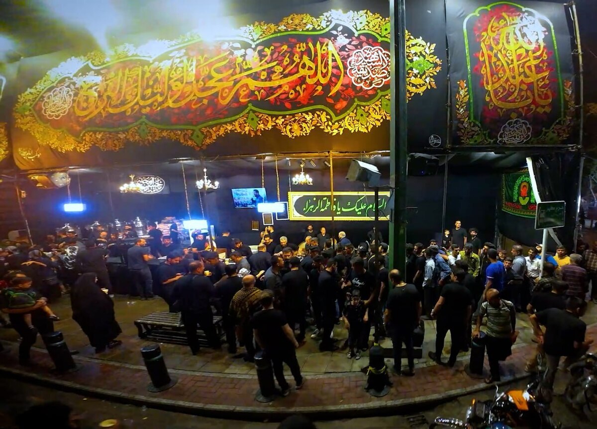 جوانان افغانستانی مقیم مشهد، سالهاست در پناه امام هشتم شیعیان سفره اطعام عزاداری حسینی را می‌گسترانند.