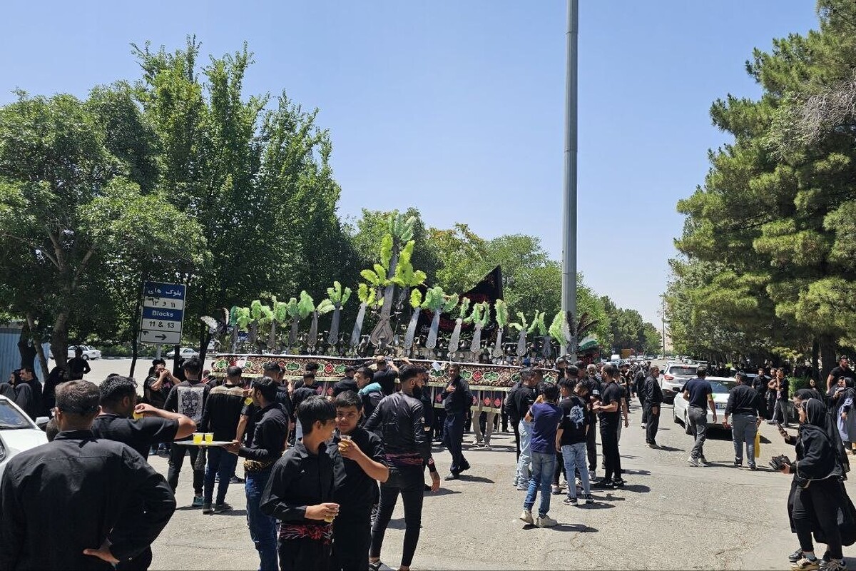 مراسم عزاداری ظهر تاسوعا با حضور دسته‌های عزاداری، داخل آرامستان بهشت رضا علیه‌السلام و گلزار مطهر شهدا برگزار شد.