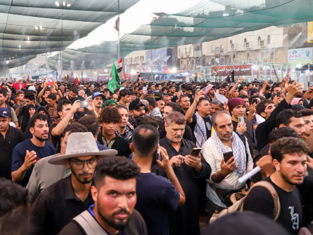 نخست وزیر عراق دستور داد روز چهارشنبه به مناسبت روز عاشورا در سراسر این کشور تعطیل رسمی باشد.