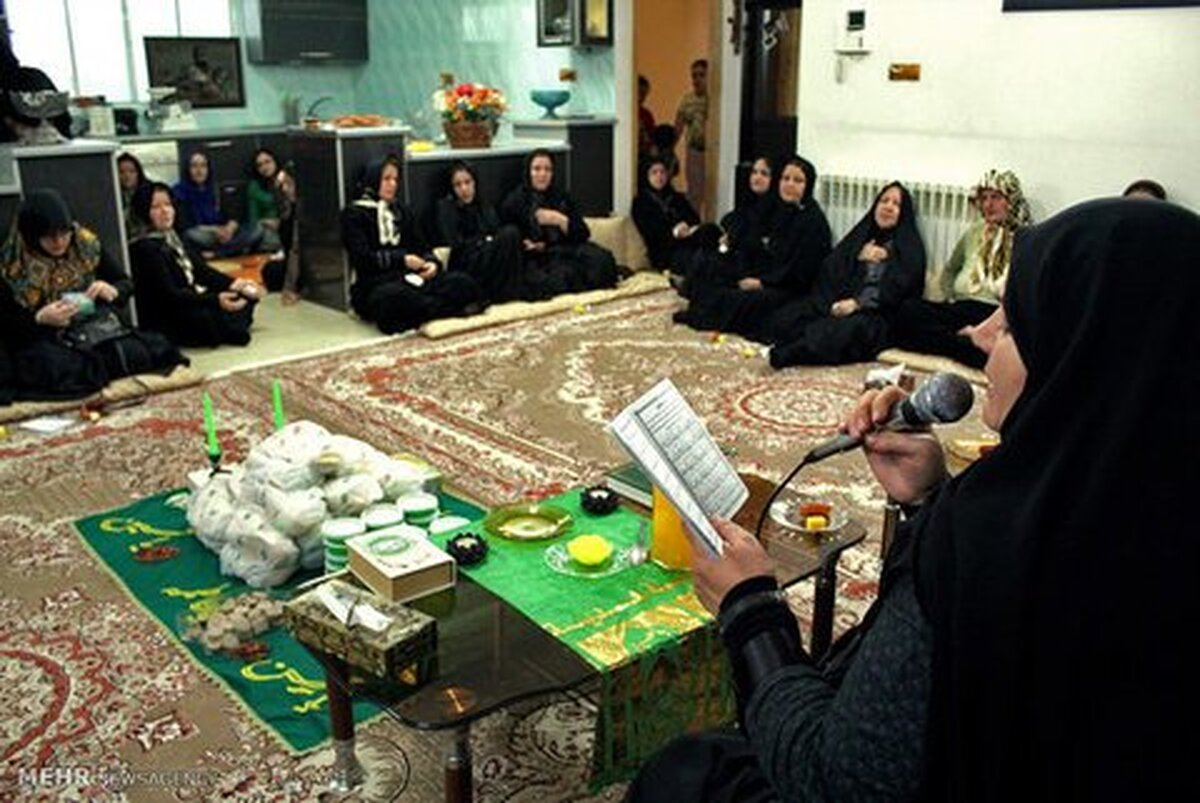 خانم فرشته هزار، یک همشهری پنجاه و چند ساله است که میزبان روضه امروز ماست.