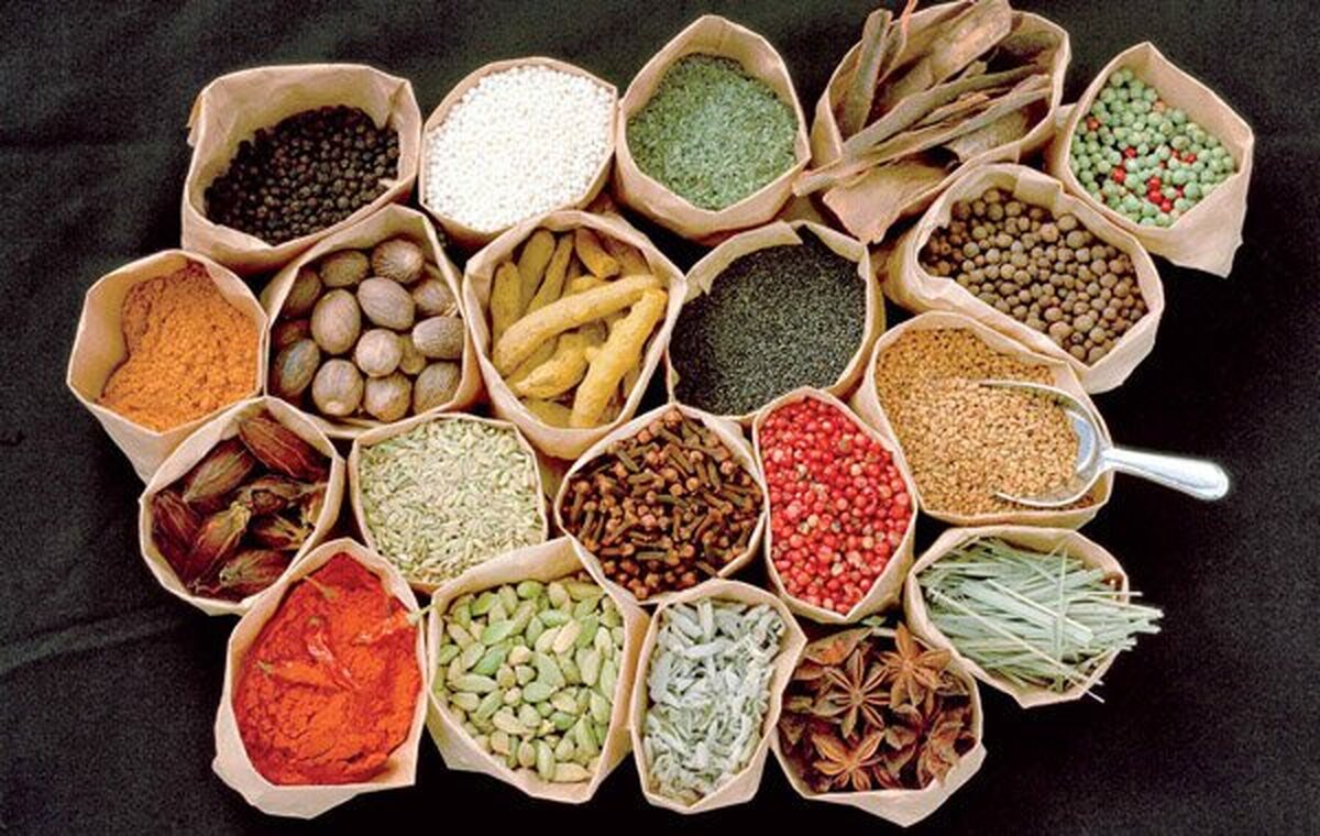 بعضی متخصصان طب سنتی، بیماران مبتلا به سرطان را از دریافت درمان‌های پزشکی، دارودرمانی و انجام پروسه شیمی‌درمانی منع و درمان‌های گیاهی خود را جایگزین آن می‌کنند که می‌تواند به ضرر جان بیمار تمام شود.