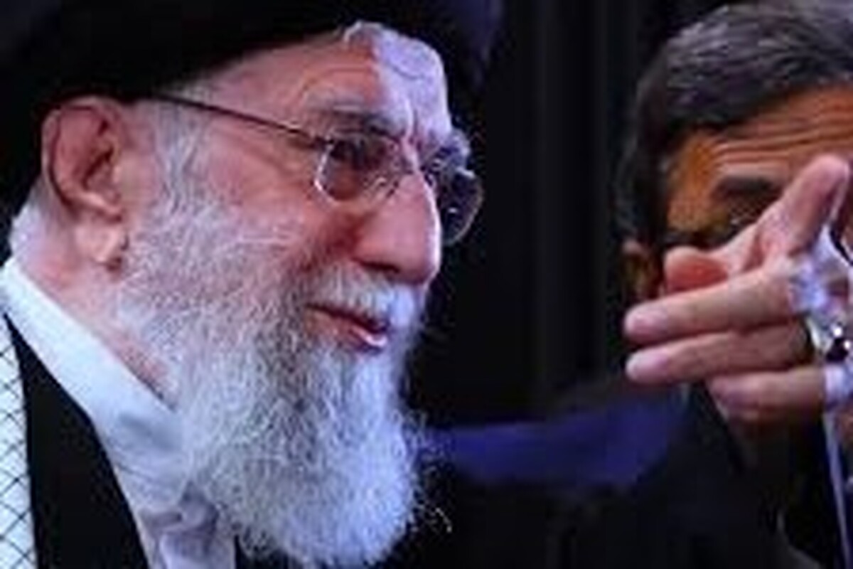 در مراسم شب دوازدهم محرم (۲۷ تیر ۱۴۰۳)، رهبر معظم انقلاب چفیه خود را به یکی از عزاداران اهدا کردند.