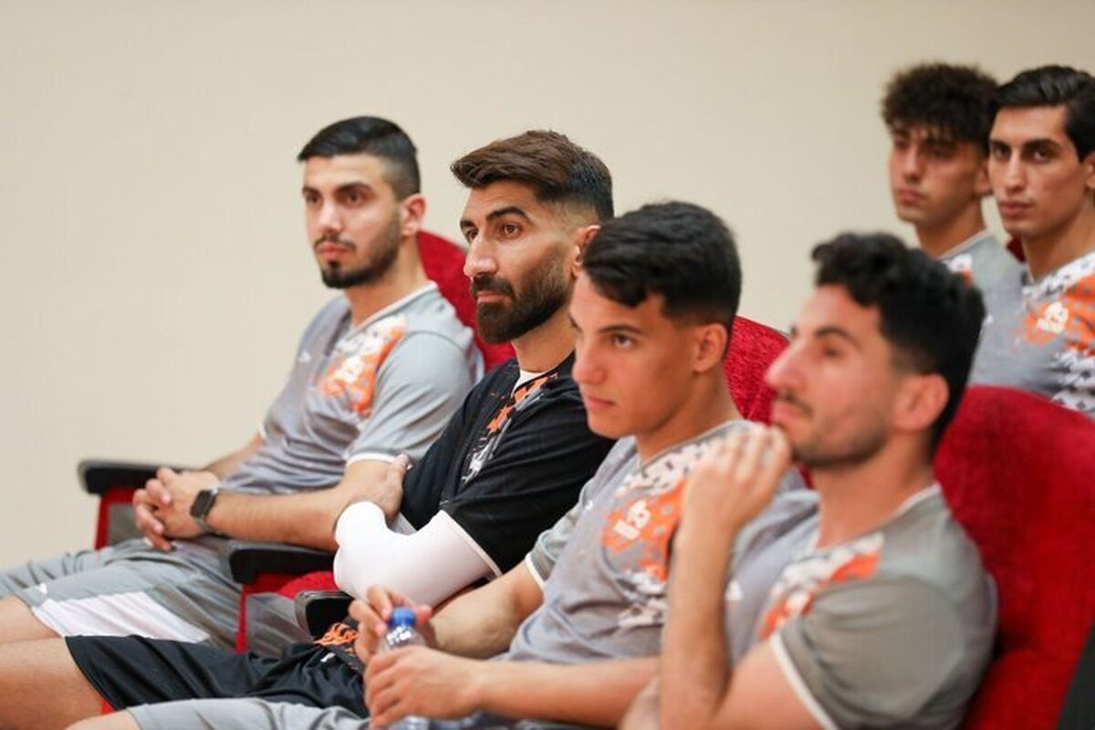شکایت باشگاه پرسپولیس از باشگاه تراکتور تبریز در خصوص جذب دروازه بان شماره یک تیم ملی ایران معادلات را در کمیته تعیین وضعیت فدراسیون فوتبال پیچیده‌تر کرد.