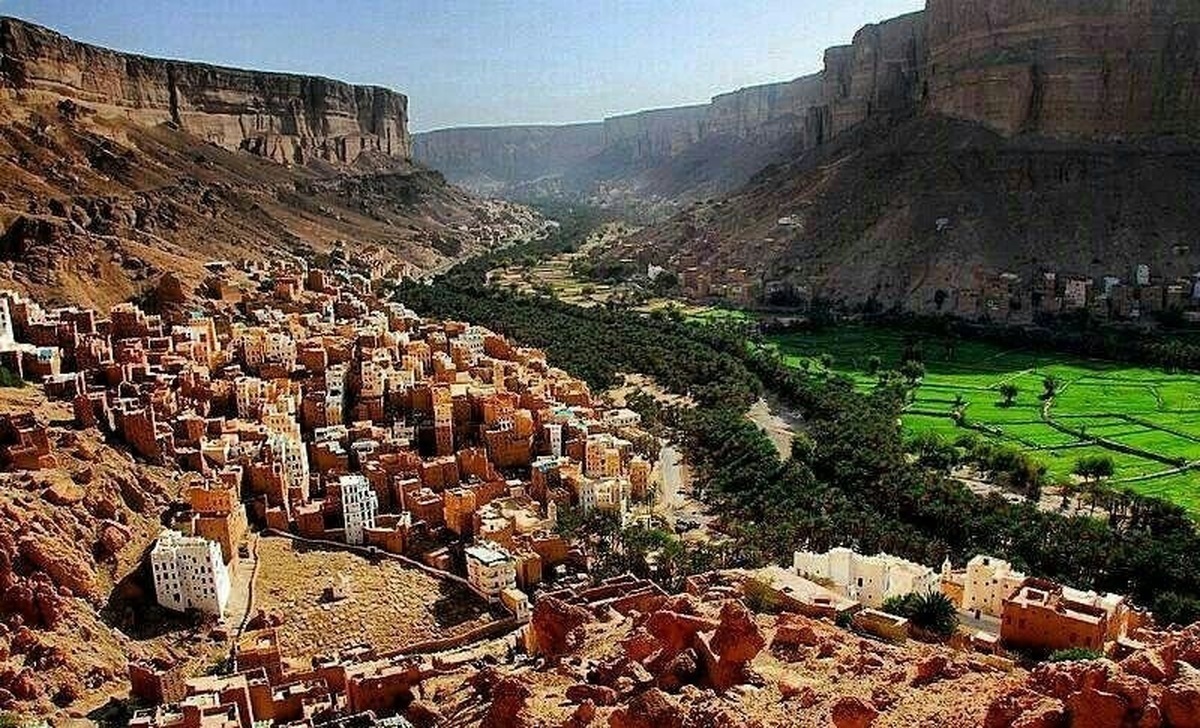 ویدئویی در شبکه‌های اجتماعی لحظه ریزش کوه در «دره دوعن» در استان حضرموت یمن و متلاشی شدن صخره‌ای بزرگ در مجاورت منازل مسکونی احداث شده بر دامنه کوه را نشان می‌دهد.