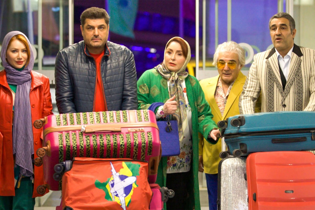 سینما‌های استان خراسان رضوی که در فروردین و اردیبهشت امسال روند فروش روبه رشدی را پشت سر گذاشتند، در خردادماه با کاهش فروش روبه رو شدند. براساس آمار سایت سمفا، در سومین ماه فصل بهار سینما‌های استان با همراه کردن ۲۹۲ هزارو ۵۶۰ مخاطب به فروش ۱۶ میلیارد و ۴۳۱ میلیون  و ۳۶۷ هزار تومانی دست پیدا کردند که حدود ۳ میلیارد تومان از فروش اردیبهشت ماه کمتر است.