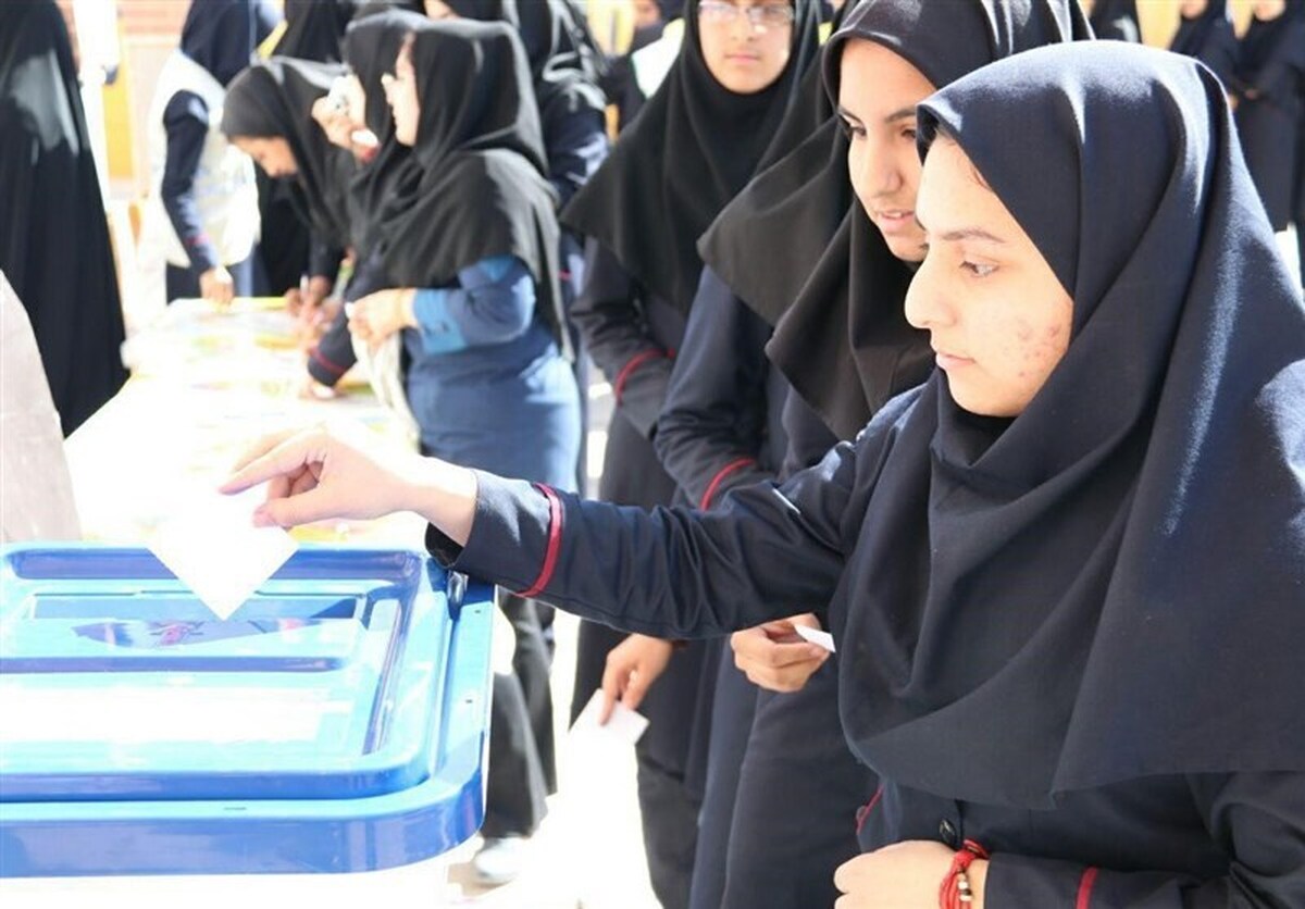 استاندار خراسان‌رضوی گفت: نقش‌آفرینی دانش‌آموزان در عرصه انتخابات پیش رو مورد تأکید است. شهید رئیسی همیشه برای نسل جوان و آماده‌شدن آن‌ها برای گرفتن مسئولیت‌ها در اجتماع دغدغه داشت.