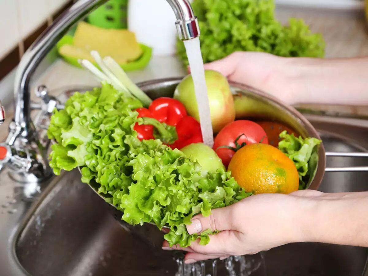 شستشوی میوه و سبزیجات یک کار کاملا ناخودآگاه در افراد است و هیچ توجه و یا دقتی در مورد آن نداریم. اگر در شستن میوه‌ها و سبزیجات دقت کنید، از بسیاری از بیماری‌ها و باکتری‌ها در امان خواهید بود.