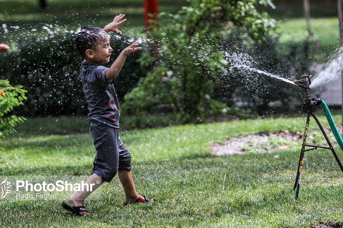 کارشناس مرکز پیش‌بینی هواشناسی خراسان رضوی گفت: از روز دوشنبه بر شدت ناپایداری‌ها افزوده شده و برای روز سه‌شنبه در نیمه شمالی و غربی استان احتمال رگبار باران و رعد و برق وجود دارد.