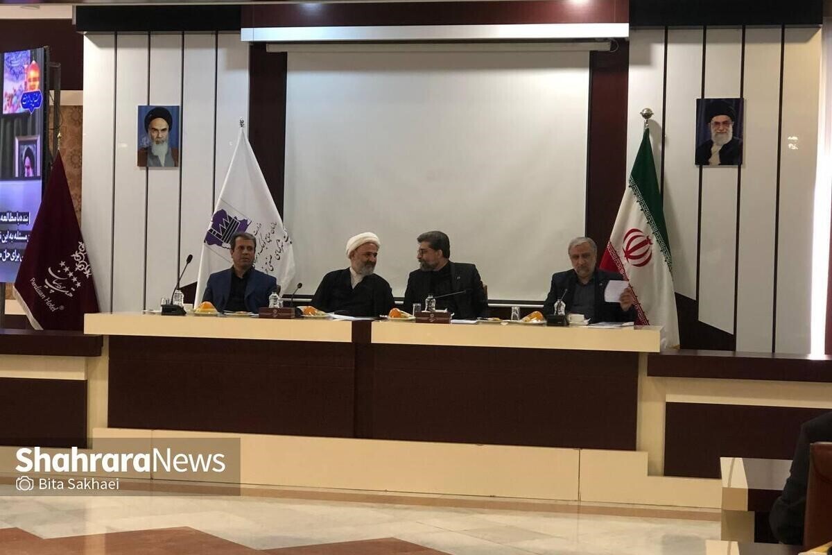 جلسه هم اندیشی فعالان اقتصادی استان با حضور فرشاد مقیمی معاون وزیر صنعت، معدن و تجارت و مدیرعامل سازمان صنایع کوچک و شهرک‌های صنعتی ایران و حجت الاسلام و المسلمین پژمان فر رییس کمیسیون اصل ٩٠ امروز ٣٠ تیرماه در هتل پردیسان مشهد برگزار شد.