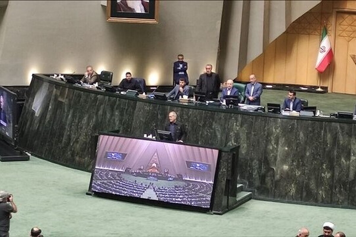 رئیس جمهور منتخب با حضور در مجلس با بیان اینکه کشور را نمی‌توان با اختلاف و دعوا حل کرد، گفت: تمام تلاشم این است که بتوانیم پاسخگوی مردم باشیم.