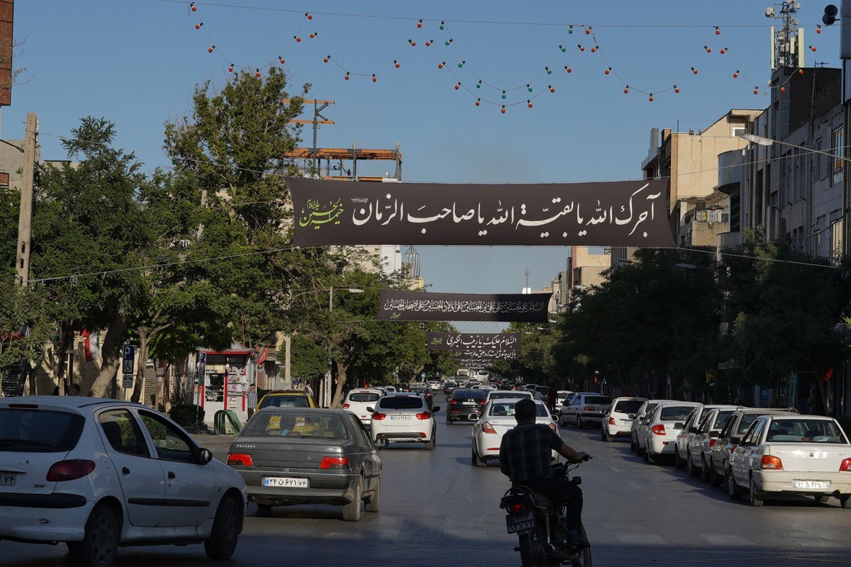 با توجه به اینکه اوج حضور زائران و عزاداران آل‌الله در مشهد مربوط به دهه آخر ماه صفر است، از همین رو اقدامات و برنامه‌ریزی‌های بخش‌های مختلف شهر و استان به‌ویژه در حوزه مدیریت شهری برای این دهه آغاز شده و بنابر اعلام معاون شهردار و رئیس سازمان فرهنگی و اجتماعی شهرداری مشهد، شش کمیته تخصصی برای این دهه تشکیل شده است.