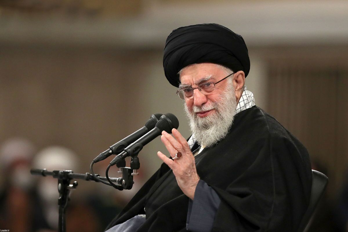 حال‌و‌هوای حسینیۀ امام‌خمینی(ره) پیش از آغاز دیدار هزاران نفر از مردم ۵ استان کشور با رهبر معظم انقلاب را ببینید.