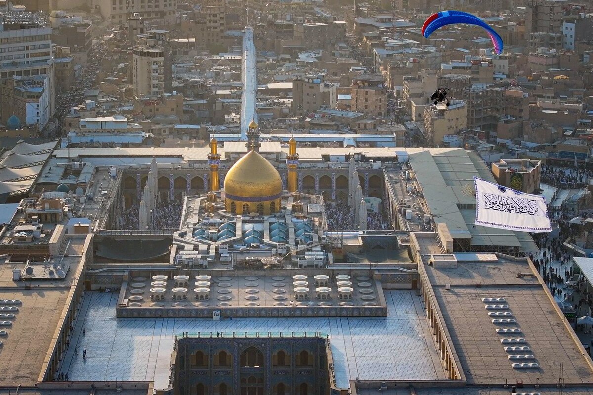 تصاویر زیبا از اهتزار پرچم غدیر در آسمان نجف اشرف را ببینید.
