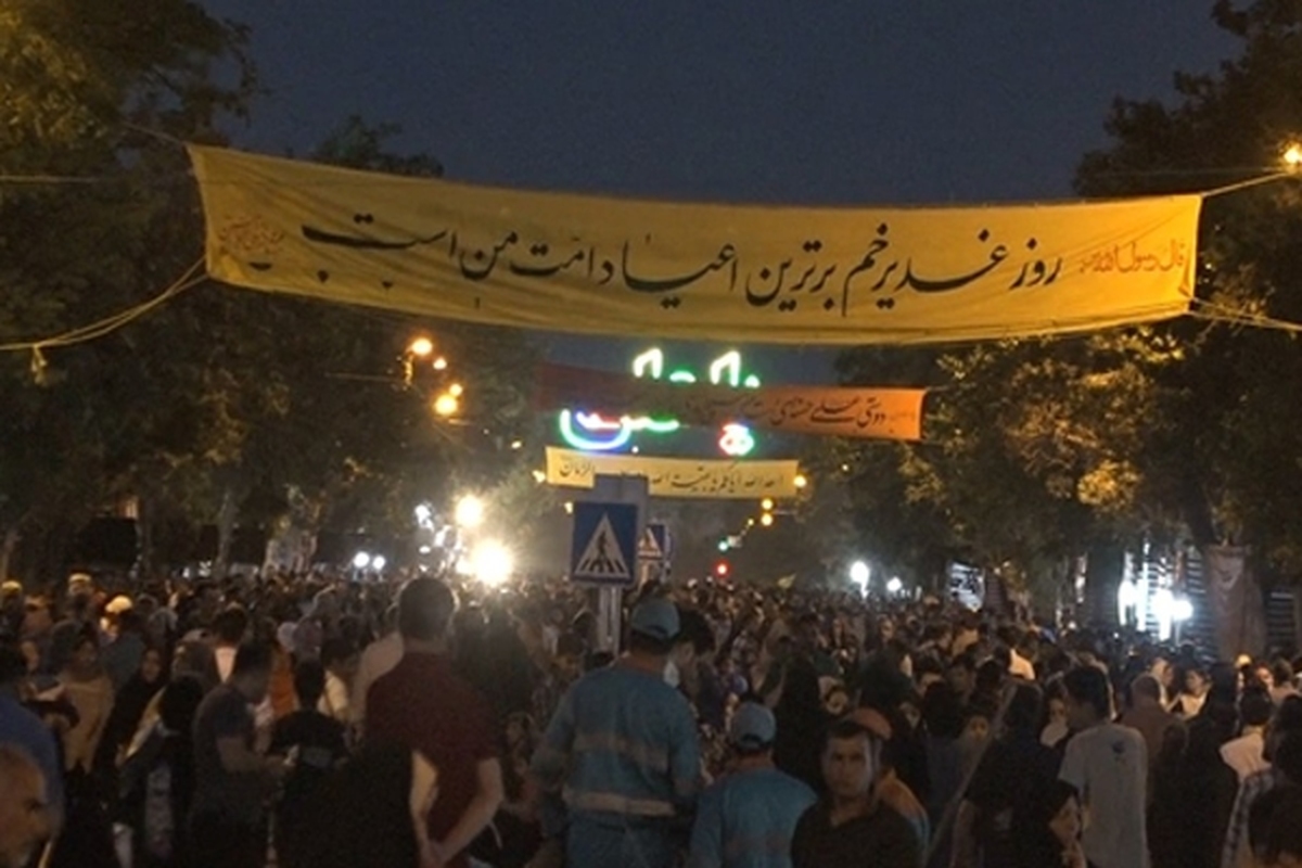 خیابان فدائیان اسلام مشهد، میزبان خیل عظیمی از ارادتمندان امیرالمومنین علی (ع) بود که آمده بودند تا عید ولایت و امامت را پاس بدارند.